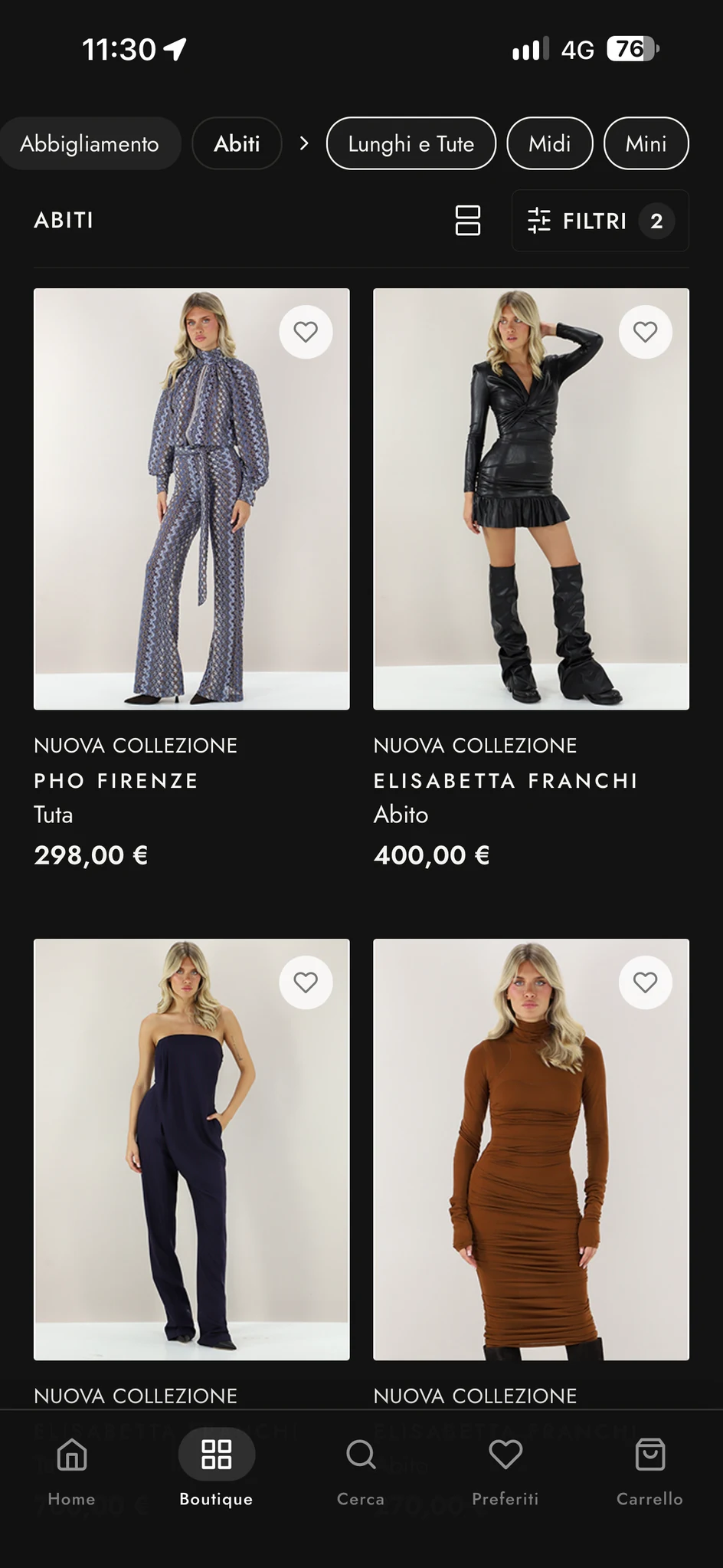 Schermata reale del catalogo abiti dell’app Le Follie Shop in modalità scura, con filtri e griglia di prodotti; testi in italiano.