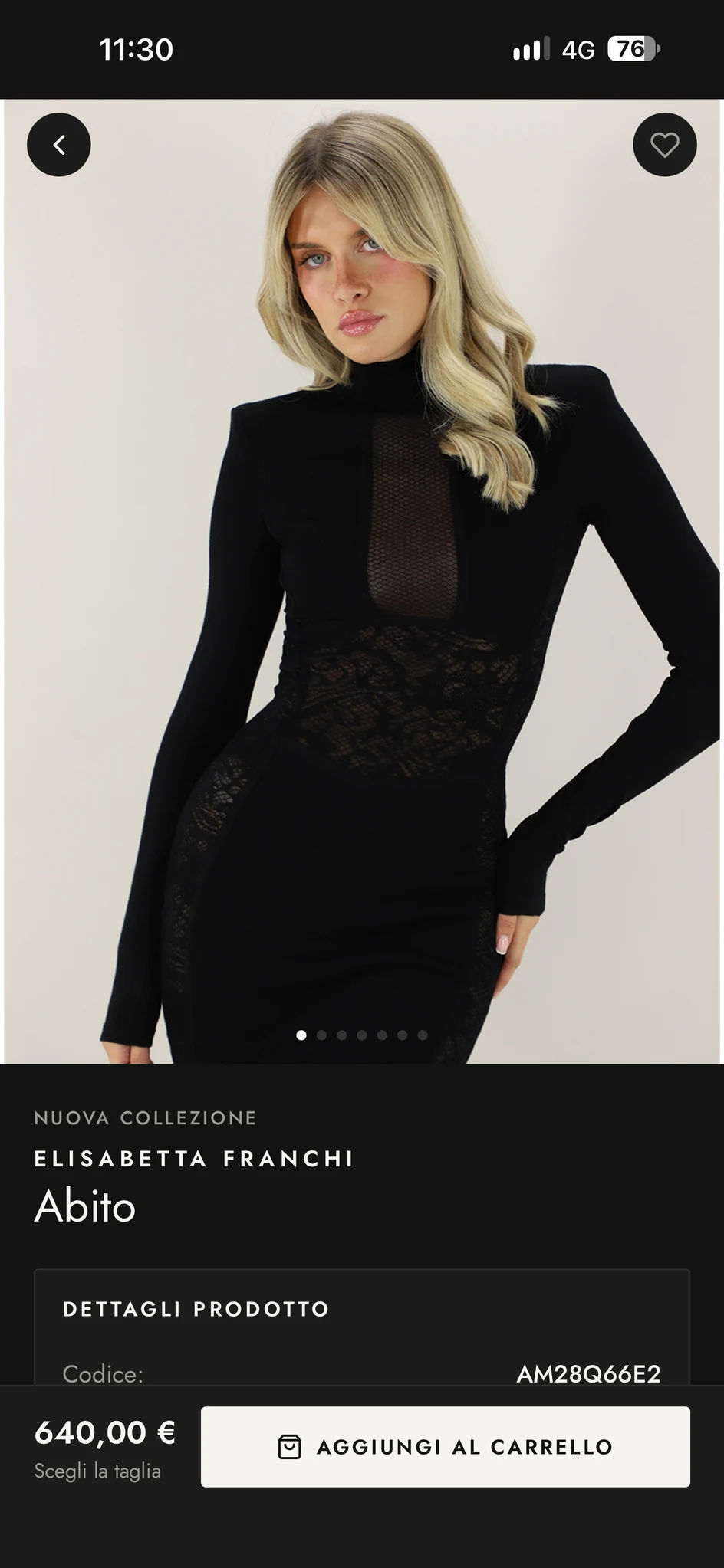 Schermata reale della pagina prodotto dell’app Le Follie Shop in modalità scura, con foto di un abito nero Elisabetta Franchi e dettagli; testi in italiano.