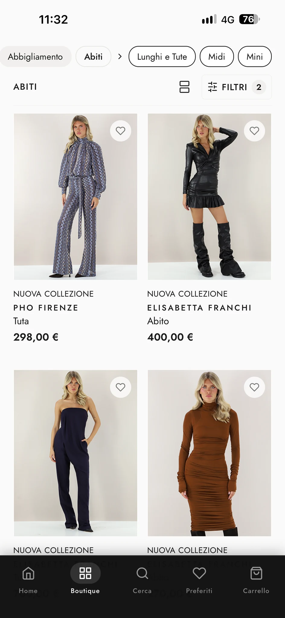 Schermata reale del catalogo abiti dell’app Le Follie Shop in modalità chiara, con filtri e griglia di prodotti; testi in italiano.