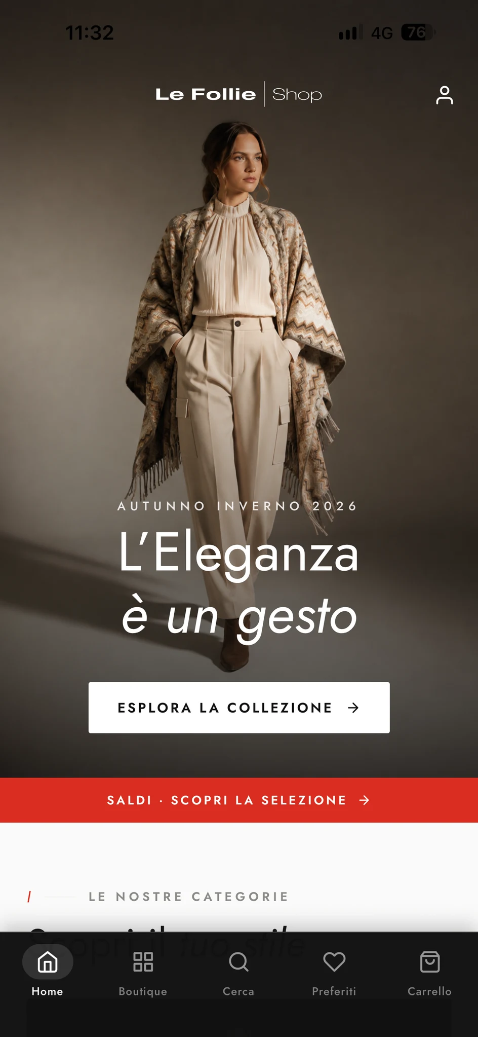 Schermata reale della home dell’app Le Follie Shop in modalità chiara, con fotografia di campagna e navigazione inferiore; testi in italiano.